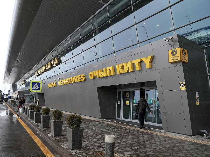 В казанском аэропорту стартовало строительство нового терминала  Компания «Ак Таш» начала строительство нового терминала в международном аэропорту «Казань» имени Габдуллы Тукая. На площадке установлены краны, а застройщик активно ищет подрядчиков для выполнения работ.  Директор компании Газинур Ахметов сообщил о начале квалификационного отбора подрядных организаций для строительства аэродромной и аэровокзальной инфраструктуры.  Ожидается, что новый терминал будет введен в эксплуатацию в 2026 году.   Подписаться   Сообщить новость