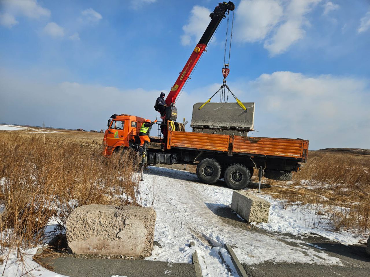 Городские службы закрыли бетонными блоками проезд к озеру в бухте Ахлестышева.     Информация о том, что автолюбители выбирают дорогу к озеру через пешеходную зону появилась сегодня в социальных медиа.     В настоящий момент эта возможность для нарушителей правил дорожного движения закрыта.