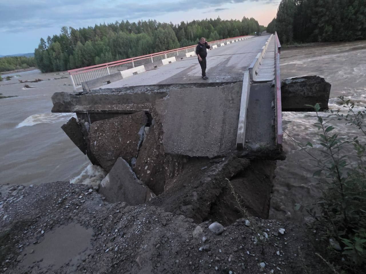Река снесла подъезд к мосту в Каларском округе Река Кемен вышла из берегов и разрушила подъезд к мосту на 33 километре региональной дороги Чара - Чапо-Олого в Каларском округе. Об этом Lenta75.ru сообщили в пресс-службе правительства Забайкалья. - По результатам обследования, конструкция самого моста не пострадала, но разлившейся рекой размыло подъезд к нему. Аварийная бригада восстановит проезд к нему засыпкой скальным грунтом. Позднее проведем восстановление асфальтового полотна, - отметил замглавы Минстроя края Сергей Кривощеков. После спада воды будет проведено дополнительное обследование элементов моста.