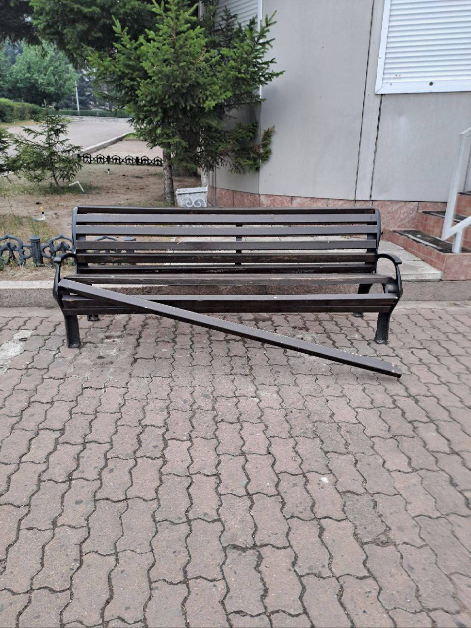 Вандалы продолжают портить городское имущество К сожалению, в прошедшие выходные снова произошли неприятные инциденты, связанные с повреждением городского имущества. За два дня вандалы успели: сломать четыре урны, одну похитить; повредить три остановочные конструкции выбиты стекла, поломаны лавочки ; сломать ограждение сквера им. Пушкина; сломать керамогранит на подпорной стене площади Советов; повредить две лавочки. Подобные поступки наносят не только материальный ущерб, но и снижают комфорт проживания горожан. Сегодня весь день мобильная бригада Комбината по благоустройству г. Улан-Удэ будет устранять поломки. Убедительно просим горожан бережно относиться к имуществу города.
