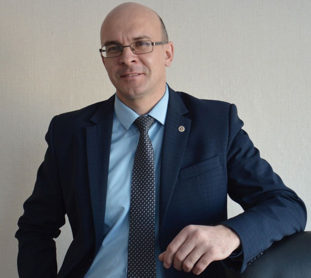 Нового мэра назначил Красноуфимску свердловский губернатор Временно временно исполняющим полномочия главы городского округа будет Юрий Ладейщиков сообщили в департаменте информполитики Свердловской области К своим обязанностям он приступит завтра 26 сентября Ладейщиков до этого занимал должность замглавы Красноуфимска В 2021 году он уже претендовал на пост главы города но уступил в депутатском голосовании Михаилу Коневу Конев в свою очередь потерял должность главы Красноуфимска на фоне уголовного дела Возбуждению дела предшествовали конфликты мэра с городскими депутатами и межрайонным прокурором А до этого случился арест спикера Красноуфимской гордумы Анатолия Худякова после которого Конев внезапно анонсировал срочную встречу в актовом зале администрации под названием Красноуфимск за законность куда пригласил всех неравнодушных горожан и обещал сделать важные заявления для СМИ Их в итоге от мэра не услышали Напомним Красноуфимск показал самую низкую поддержку Дениса Паслера на прошедших недавно губернаторских выборах в городе Паслер набрал 47 72 при 29 38 у кандидата от КПРФ Ивачёва При этом соседний муниципалитет Красноуфимскмй муниципальный округ в который город Красноуфимск не входит сегодня же был отмечен Паслером как территория с наилучшими показателями деятельности органов местного самоуправления на основании этого ему была выделена из областного бюджета дотация в размере 1 2 млн рублей Телеграм канал ve4ved Поддержать Подписаться Прислать новость 18