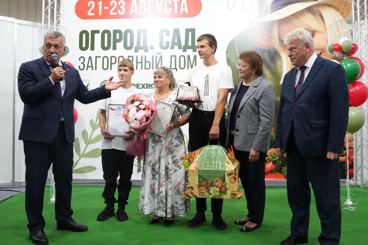 В Иркутске наградили победителей конкурса Лучшая семейная усадьба В 2025 году в конкурсе приняло участие 42 семьи из 30 муниципальных образований Иркутской области Призеры этого года девять семей получают от 80 до 250 тысяч рублей Еще 17 семей занявших поощрительные места социальные выплаты в размере 50 тысяч рублей награды им будут вручены в муниципальных образованиях Этот конкурс стал доброй традицией он проходит уже в 12 й раз Мы чествуем семьи которые являются достойным примером ответственного воспитания подрастающих граждан нашей страны отметил глава региона приветствуя победителей В этом году была расширена категория семей которые могут принять участие в конкурсе В номинации Лучшая садовая усадьба теперь могут принять участие семьи воспитывающие трех и более детей ранее условием было пять и более детей