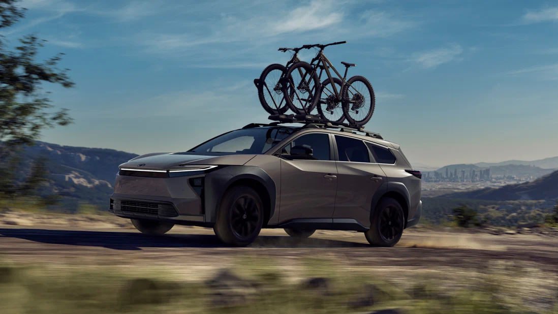 Toyota показала большой электрокроссовер bZ Woodland для США на базе Subaru  Фактически это перелицованный кроссовер Subaru Trailseeker, который дебютировал в середине апреля. Позиционировать новинку будут как автомобиль для семейных путешествий, продажи стартуют в начале следующего года.  Внешне 4,83-метровая модель отличается от соплатформенного Subaru в основном оформлением передней части. На архитектуре интерьера смена производителя не отразилась, если не считать логотипа на руле.  Toyota bZ Woodland будет продаваться только с двухмоторной силовой установкой, развивающей 375 л.с. в американской спецификации. К двигателям прилагается 74,7-киловаттная батарея, с которой кроссовер проедет без подзарядки до 418 километров  EPA . Электрокар получил зарядный порт стандарта NACS компании Tesla.  Во второй половине следующего года новинка появится и в Японии, где будет называться bZ4X Touring.