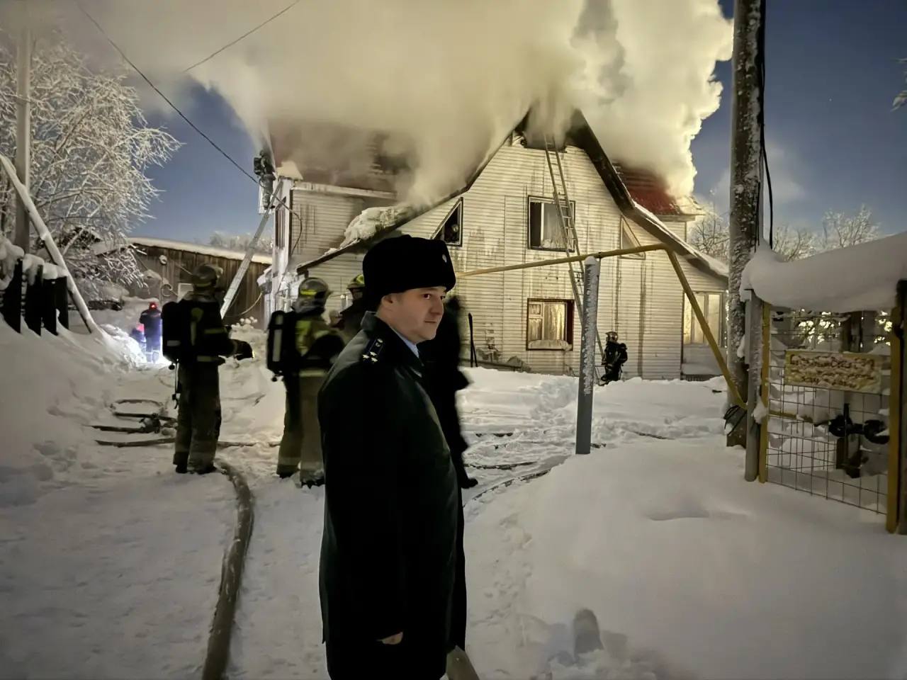 Прокуратурой организована проверка обстоятельств пожара в доме 8а по ул Королева в Салехарде   Первые сообщения о возгорании поступили в 17 30 час Как установлено на момент возгорания в доме находилась владелец дома с малолетним внуком и гостями прибывшими из соседних регионов Все эвакуированы На место происшествия выехал прокурор города Евгений Губкин   По предварительным данным владелец дома без оформления своей деятельности в установленном законом порядке осуществляла его коммерческое использование предоставляя помещения для проживания Указанные обстоятельства как и причины пожара будут проверены прокуратурой   Прокуратура Ямало Ненецкого автономного округа в Телеграм Max ВКонтакте Сайт