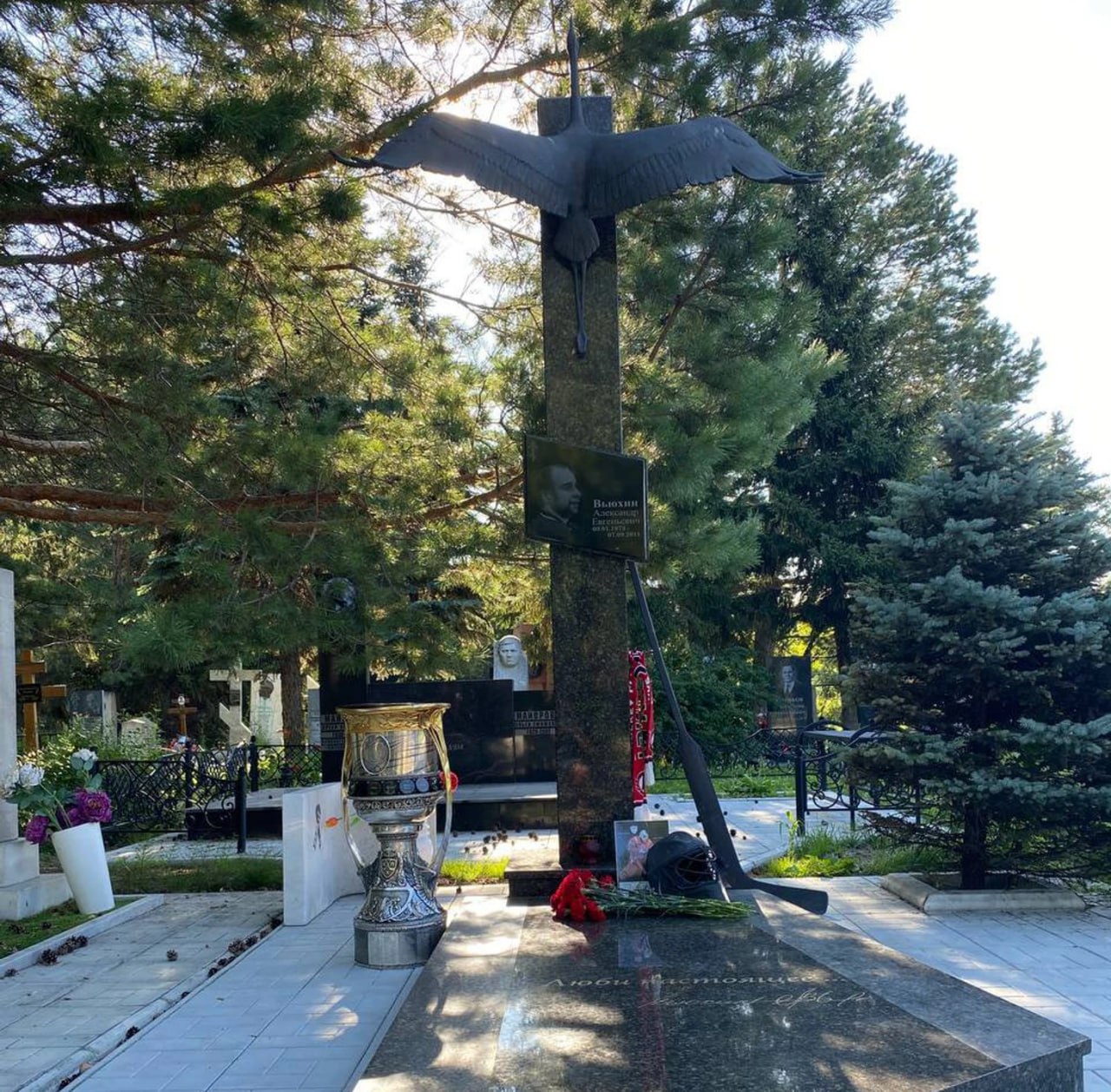 Антон Курьянов привез Кубок Гагарина на могилу Александра Вьюхина в Омске. Голкипер «Локомотива» погиб в авиакатастрофе 7 сентября 2011 года
