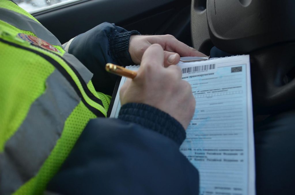 В Беларуси с 2026 года штрафы за ПДД могут списывать с банковских карт С 1 января 2026 года в Беларуси вступил в силу Закон 87 З Об изменении законов по вопросам исполнительного производства Документ вводит упрощенный порядок взыскания задолженностей включая штрафы за нарушения ПДД зафиксированные камерами фотофиксации Согласно новым правилам штраф может быть списан с банковского счёта или карты должника без возбуждения полноценного исполнительного производства если одновременно выполняются два условия сумма задолженности не превышает 20 базовых величин на сегодня это 900 рублей в отношении должника нет других исполнительных производств связанных с денежными взысканиями   Все подробности здесь Подпишись Минская правда MLYN by