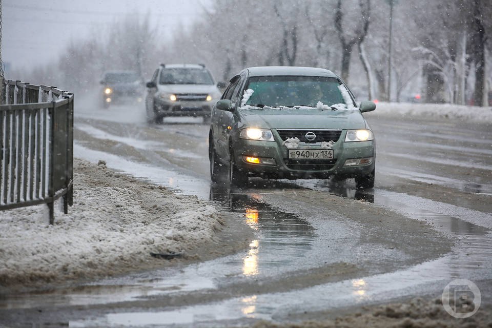Две фуры вылетели с трассы под Волгоградом Непогода привела к серьезной аварии 3 января в Новоаннинском районе Волгоградской области произошла крупная авария возле хутора Красная Заря Два грузовых автомобиля потеряли управление и слетели с дороги Один из очевидцев снял на видео момент происшествия На записи заметно как одну из фур резко занесло на скользкую дорогу машина начала вращение однако водителю удалось удержать автомобиль Местные жители сообщают о значительном ухудшении видимости и образовании снежных накатов на дороге что стало причиной инцидента Происшествия Дороги Волгоградскаяобласть