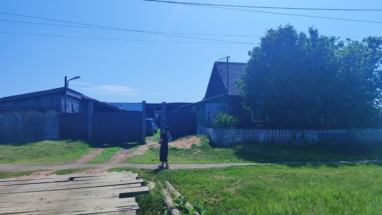 Шестилетний мальчик погиб от удара током в Абанском районе В прокуратуре рассказали, что трагедия произошла сегодня днем в поселке Долгий Мост. Во дворе частного дома на земле лежал электроудлинитель. Он был подключен к сети электропитания. Мальчик задел его и получил разряд током. В момент трагедии ребенок был дома с мамой. Обстоятельства случившегося устанавливаются. В следственном комитете сообщили ряд других подробностей. По их данным, мальчик во время игры упал на мусор, среди которого были и металлические предметы. Также там лежал поврежденный провод от удлинителя, подключенный к электросети. Мальчик получил удар током. Фото: Прокуратура Красноярского края