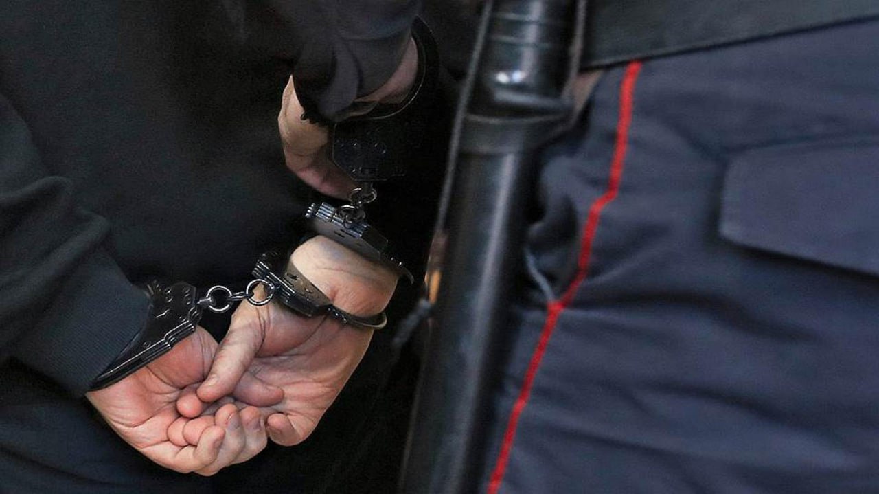 Полицейские задержали на улице Рязани скрывшегося от суда рецидивиста объявленного в федеральный розыск В отдел МВД России по Октябрьскому району Рязани поступила ориентировка на розыск 31 летнего рязанца объявленного в федеральный розыск Ранее этого мужчину неоднократно осудили за кражи и преступление связанное с незаконным хранением наркотиков В последний раз суд избрал для преступника наказание не связанное с реальным лишением свободы  Позже выяснилось что рецидивист пристрастился к употреблению наркотических средств и для покупки запрещенных препаратов похитил в Рязани велосипед Рязанца изобличили и задержали Уголовное дело возбужденное по ч 2 ст 158 УК РФ расследовали и направили в суд Подсудимый в суд не явился скрылся от правоохранительных органов и его объявили в федеральный розыск  Оперативники уголовного розыска совместно с сотрудниками Отдельного батальона патрульно постовой службы полиции УМВД России по Рязанской области разыскали и задержали злоумышленника на улице Рязани Рецидивиста заключили под стражу