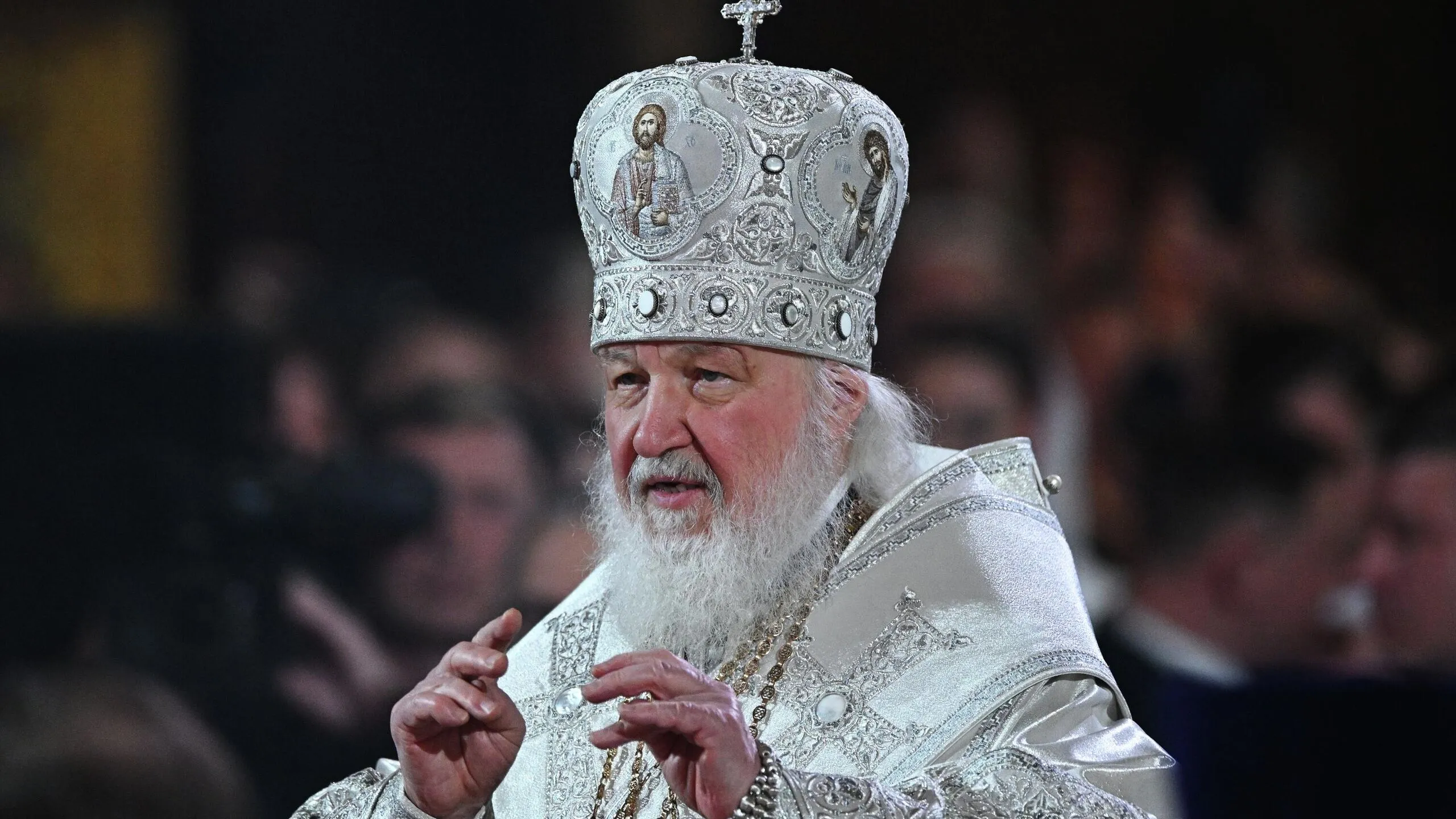 Патриарх Московский и всея Руси Кирилл поздравил верующих с Воскресением Христовым напомнив что Господь своим Воскресением победил саму смерть и открыл врата Царствия Небесного следует из его пасхального видеообращения распространенного пресс службой патриарха Пасху или Воскресение Христово в 2026 году встречают 12 апреля Дорогие братья и сестры сердечно поздравляю всех вас с великим праздником Святой Пасхи Христос Воскресе из мертвых смертью сметь поправ вот такими словами Церковь на протяжении двух тысячелетий свидетельствует миру о всепобеждающей силе Божественной любви В них подлинная радость бытия торжество жизни свет надежды источник веры Христос воскрес значит есть ради чего жить Христос воскрес и мы уже никогда не будем одиноки Христос воскрес и никакие земные невзгоды и тяготы нам не страшны сказал патриарх Кирилл