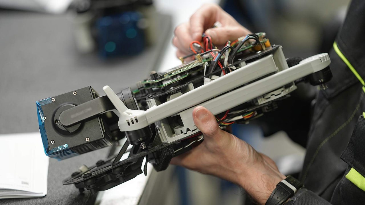 Детали для отечественных БПЛА будет создавать ИИ В России разрабатывается система на базе ИИ предназначенная для ускоренного проектирования изделий из полимерных композитных материалов В СМИ её называют первой в мире хотя искусственный интеллект для проектирования дронов уже применяется в других странах Разработку отечественной системы ведёт Центр НТИ Цифровое материаловедение новые материалы и вещества при МГТУ им Н Э Баумана Она позволит инженерам без специализированного опыта в области композитов разрабатывать высокопрочные и лёгкие конструкции для БПЛА По оценкам создателей внедрение платформы сократит сроки проектирования композитных деталей на 30 40 а затраты на опытные и натурные испытания примерно на 20 ИИ учитывает более 40 параметров материала включая анизотропию что позволяет получать достоверные прогнозы работы конструкции в реальных условиях Беспилот