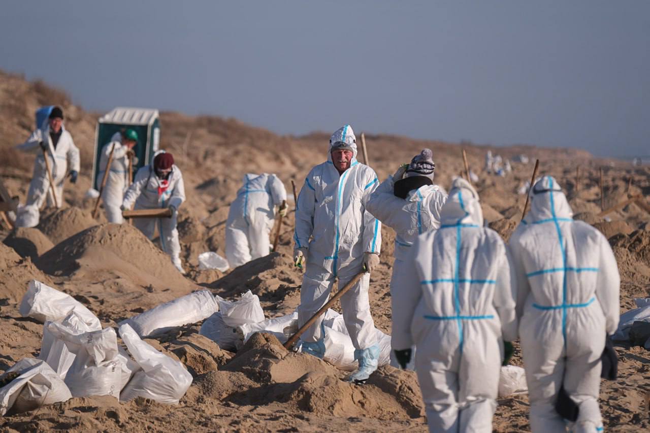 В загрязненном грунте Черного моря нашли самый опасный канцероген — бензапирен.   Как сообщил научный руководитель института водных проблем РАН Виктор Данилов-Данильян, его норма превышена более, чем в 20 раз.   «Пробы грунта, взятого с очищенных от мазута берегов Анапы показал, что в нем предельно допустимая концентрация самого опасного канцерогена бензапирена превышена в 22,5 раза», —  поделился Виктор Данилов-Данильян. Его слова передает MK.  Анализ провели сотрудники НИПИ совместно с Всероссийским обществом охраны природы. В свою очередь Кубанский государственный университет и МГТУ им. Баумана представили исследования по использованию биопрепаратов и бактерий для разложения мазута в почве. Ученые планируют применять их при очистке песка.    свои фото, видео и истории присылайте нашему боту     Краснодар Телетайп  Подписаться