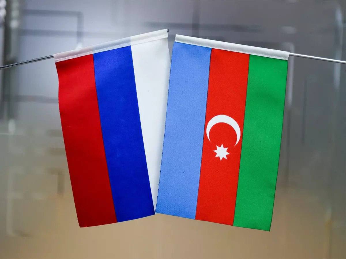 России необходимо подумать о введении визового режима для граждан Азербайджана, заявил член Совета по правам человека при президенте РФ Кирилл Кабанов. "Нам нужно подумать о введении визового режима, прежде всего, с Азербайджаном. Только такими конкретными и доходчивыми шагами мы сможем предотвратить возможные более серьёзные недружественные действия со стороны наших недругов". Согласно действующим правилам, граждане Азербайджана могут въезжать в Россию без оформления визы. Срок безвизового пребывания: не более 90 дней в течение года, до начала 2025 года он составлял 90 дней в течение полугода.