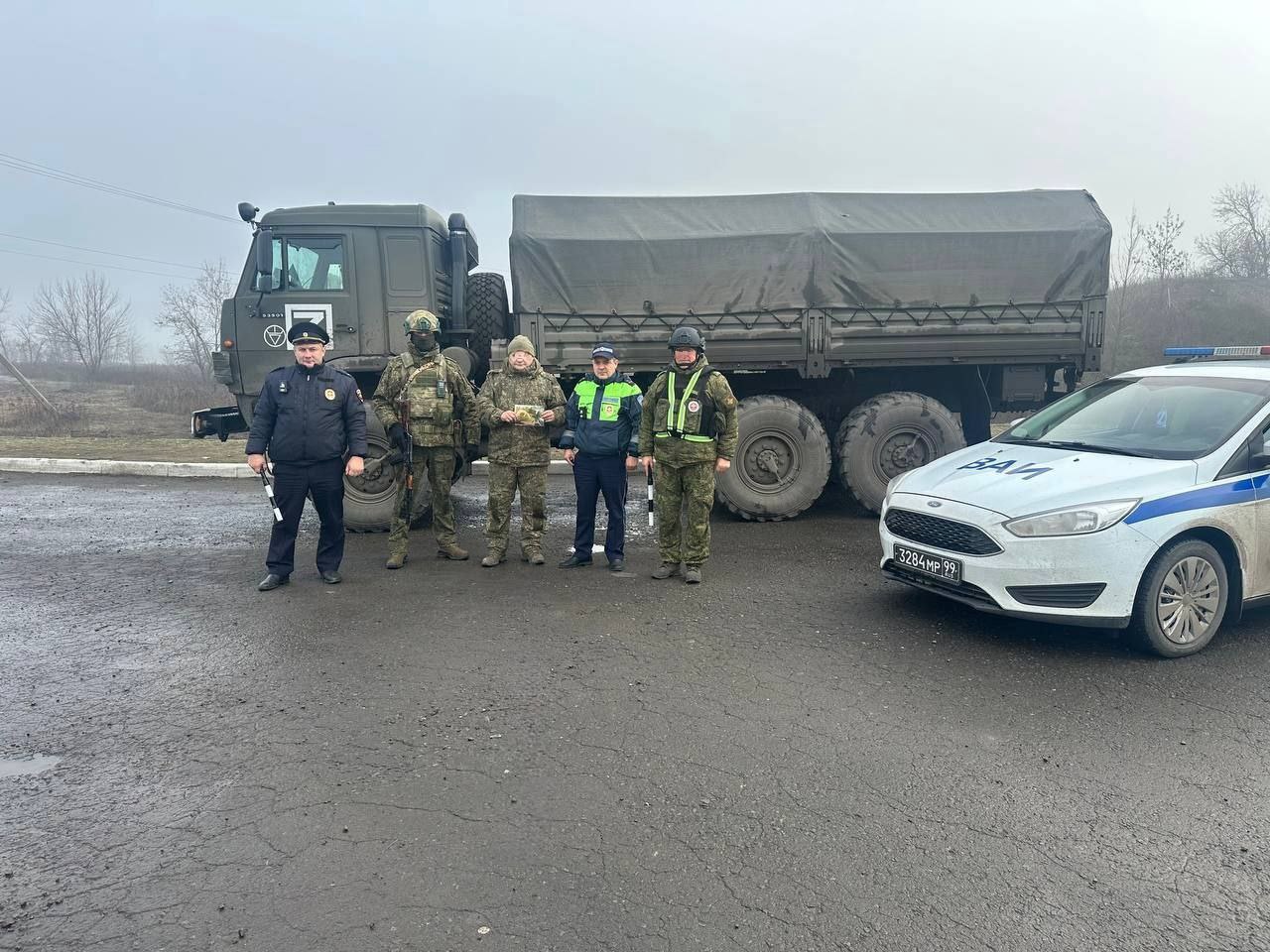 Сотрудники ОГИБДД ОМВД России Свердловский и Перевальский совместно с сотрудниками 221 й военной автоинспекции территориальной провели рейды направленные на неукоснительное соблюдение правил дорожного движения и безопасное поведение на дороге В ходе рейдов проводили разъяснительные беседы с водителями военнослужащими о соблюдении дорожной безопасности Водителям напомнили о правилах проезда перекрестков и пешеходных переходов приближаясь к которым необходимо быть готовым к тому что на дороге может внезапно появиться пешеход Настоятельно рекомендовали выбирать безопасную скорость движения и не отвлекаться от управления транспортным средством Уважаемые водители Соблюдайте Правила дорожного движения и проявляйте повышенную бдительность за рулем Ваша внимательность залог безопасности всех участников движения УГИБДД Свердловск Перевальск ВАИ ПДД gibdd mvd lnr