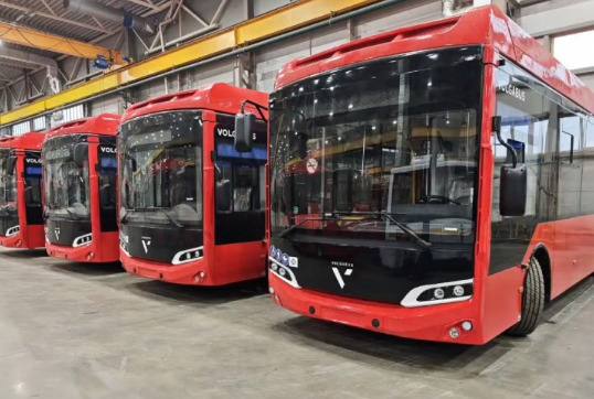 В Якутск привезли 44 новых автобуса еще четыре в пути Новые автобусы выйдут на дороги Якутска в конце января Напомним начиная с 2026 года Якутия также примет участие в приобретении автобусов в рамках нового национального проекта Инфраструктура для жизни инициированного Президентом страны Владимиром Путиным ulusmedia Читайте нас в MAX