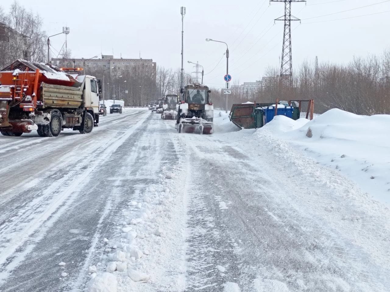 Глава Северодвинска Арсентьев рассказал о том, как в городе борются с последствиями снегопада  Изменчивость мартовской погоды — вызов для жилищных и коммунальных служб. Непрекращающийся снегопад и метель прибавили коммунальщикам работы. Но несмотря на это, в течение дня проходит механизированная и ручная уборка.  — Перед коммунальщиками стоит задача: убрать снег с проезжей части и тротуаров, чтобы в дальнейшем не образовывался накат и наледь. Управляющие организации производят уборку на подведомственных им территориях, — пояснил Игорь Арсентьев.  В общей сложности снег убирают 455 человек и 51 единица техники.  Фото Игоря Арсентьева