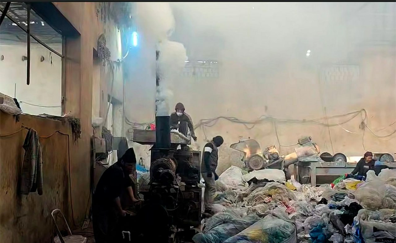 В 2025 2026 годах на проекты по борьбе с загрязнением воздуха в Узбекистане планируется направить около 1 5 трлн сумов 120 6 млн По словам вице премьера министра экономики и финансов Джамшида Кучкарова и замглавы Национального комитета по экологии и изменению климата Жусипбека Казбекова в 2026 году на оснащение предприятий фильтрами и очистными сооружениями а также на реализацию экологических программ Ташкенту выделят 548 млрд сумов 45 6 млн а еще 900 млрд сумов 75 млн будут направлены соответствующим структурам до конца 2025 года Подробнее на нашем сайте Актуальные новости из Центральной Азии fergananews