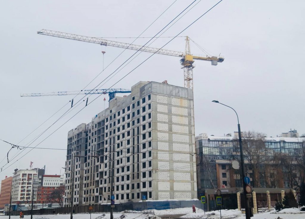 ООО «СЗ Хутор», выполняющее работы по достройке проблемного ЖК «Дом на Горького» рассчитает сдать объект в III квартале текущего года. Об этом представитель застройщика сообщил сегодня участникам долевого строительства. Сейчас на объекте работают 140 человек. В финальной стадии находятся фасадные работы, завершается монтаж внутренних и наружных систем инженерно-технического обеспечения дома.
