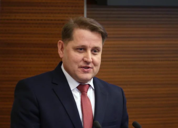 Экс главу краевого минсельхоза предложили избрать первым вице спикером заксобрания Председатель заксобрания Валерий Сухих выдвинул кандидатуру Александра Козюкова на должность вице спикера краевого парламента Об этом сообщает телеграм канал Парламент Пермский край Александр Козюков является заместителем председателя комитета заксобрания по промышленности экономической политике и налогам Ранее должность первого вице спикера занимал Вячеслав Григорьев В сентябре 2025 года указом губернатора Дмитрия Махонина он был назначен сенатором РФ от Пермского края По данным Ъ Прикамье новым первым заместителем председателя заксобрания может быть избран депутат и экс министр сельского хозяйства Александр Козюков Отметим ранее Александр Козюков был выдвинут президиумом регионального политсовета партии Единая Россия в Пермском крае кандидатом на пост губернатора В рамках праймериз господин Козюков составил конкуренцию действующему главе региона Дмитрию Махонину