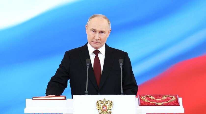 Президент России: надо «душить» зарубежные сервисы, которые не до конца ушли с рынка РФ Президент РФ Владимир Путин призвал ограничивать работу IT-сервисов, которые заявили об уходе с российского рынка, но продолжают получать здесь прибыль. Глава государства проводит сегодня встречу с представителями бизнеса. Один из участников беседы рассказал о миллиардных убытках, которые могут понести отечественные компании из-за действий зарубежных IT-сервисов, не до конца ушедших с российского рынка. «Надо их душить. Согласен полностью. Говорю без всякого стеснения, потому что они нас пытаются душить, надо отвечать им взаимностью. Вот и все», — ответил Путин. Фото: Администрация президента России , VK и ОК и читайте новости на нашем сайте