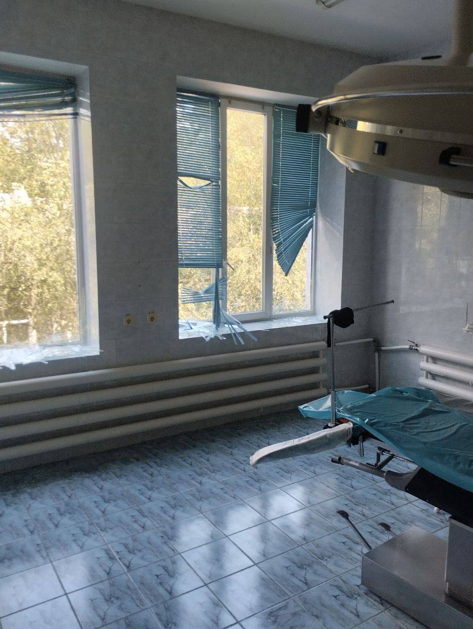 ‼  За минувшие сутки в результате агрессии киевского режима пострадал один человек    В Алешках ранена женщина 1950 года рождения. Она госпитализирована с минно-взрывными травмами.  ⏺ Киевские боевики вновь атаковали Алешкинскую центральную районную больницу. В 12:30 удар нанесён по операционному отделению с применением дрона. Повреждена кровля, выбиты окна. Жертв и пострадавших нет.    Пожары вспыхнули в Алешкинском и Голопристанском муниципальных округах. Общая площадь возгораний составила более 24 гектаров. Все очаги ликвидированы.    Также враг обстрелял: Каховку, Новую Каховку, Днепряны, Малую Лепетиху, Раденск и Старую Маячку.