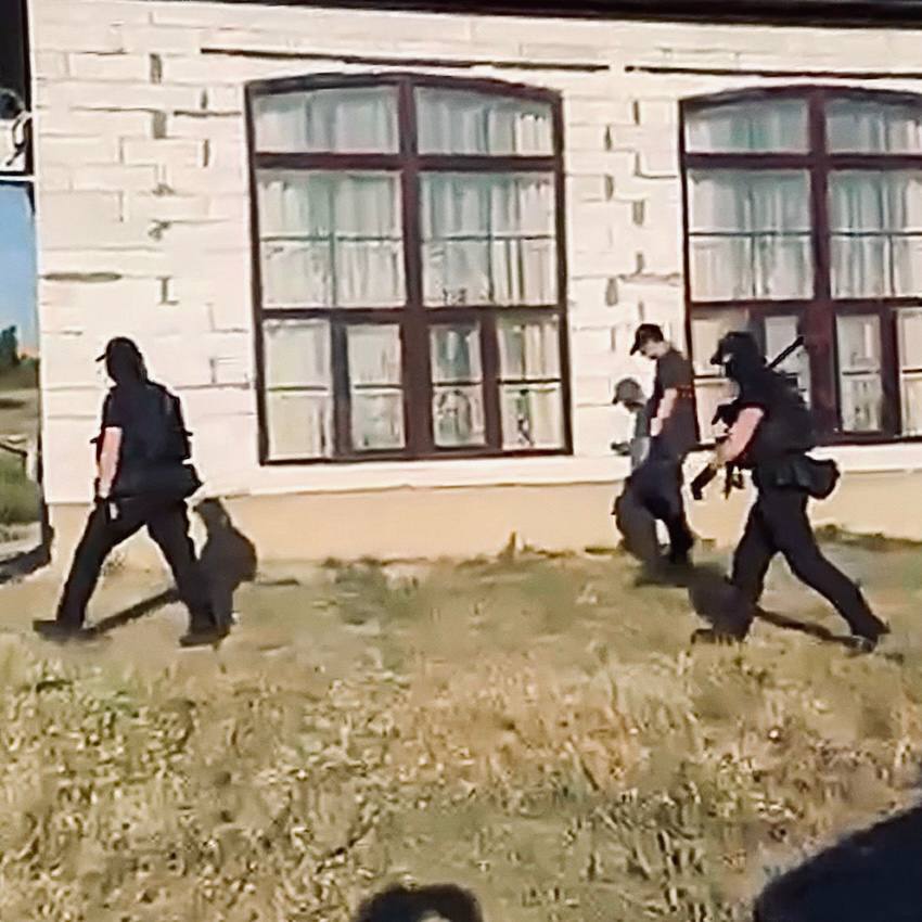 Бойцы ОМОН Управления Росгвардии по Ростовской области и полицейские Тверской области задержали двух злоумышленников в городе Каменске-Шахтинском. Предварительно установлено, что молодые представители цыганской народности от имени заказчика позвонили дальнобойщику, перевозившему 20 тонн жевательной резинки. Ему сообщили, что якобы неверно промаркированный товар необходимо перегрузить в другую фуру. В результате на автодороге М-11 «Нева» водитель выгрузил жвачку в транспорт задержанных. Ущерб составил около 33 млн рублей, возбуждено уголовное дело. #Росгвардия #ЮжныйОкруг #ОМОН