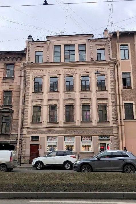 Бывший дом Н П Гребенки на Васильевском острове включили в реестр памятников Бывший дом Н П Гребенки по Малому пр на 6 й линии В О д 51 16 включён в единый реестр объектов культурного наследия регионального значения Об этом сообщили в КГИОП По проекту архитектора Николая Гребенки в 1866 году построили двухэтажное здание Через два года его надстроили ещё двумя этажами на четвёртом этаже фасада разместили мастерскую В 1870 1880 х годах в доме жил художник Архип Куинджи написавший здесь Лунную ночь на Днепре и Березовую рощу В 1877 году здесь останавливался Илья Репин Сейчас здание претерпевшее изменения является жилым домом Фото Пресс служба КГИОП kommersant spb