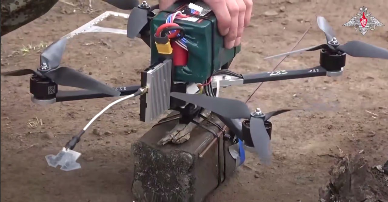 Специалисты оборонной отрасли которые занимаются робототехническими комплексами системами связи средствами радиоэлектронного подавления беспилотными летательными аппаратами и другими техническими средствами в зоне спецоперации будут получать выплаты за ранения а семьи за их гибель в зоне СВО Указ об этом подписал президент России Владимир Путин  Выплаты за ранения составят 3 млн рублей за ранения и еще 4 млн рублей если увечье привело к инвалидности В случае гибели их близкие получат 5 млн рублей единовременной выплаты