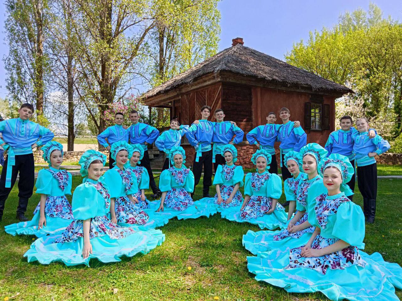 Время творчества Старшая группа образцового художественного ансамбля танца Радость стала победителем во Всероссийском многожанровом конкурсе талантов Время творчества в номинации народный танец Это достижение стало результатом упорного труда каждого участника коллектива На конкурсе иловлинский ансамбль представил яркий и эмоциональный номер А мы нынче гуляем который отразил богатство и разнообразие народной культуры Наши танцоры показали не только мастерство исполнения но и глубокую связь с традициями что было высоко оценено жюри Поздравляем наших танцоров и их руководителя Ларису Чеботареву с очередным успехом Уверены что впереди ансамбль ждут еще много ярких выступлений и побед Иловля24