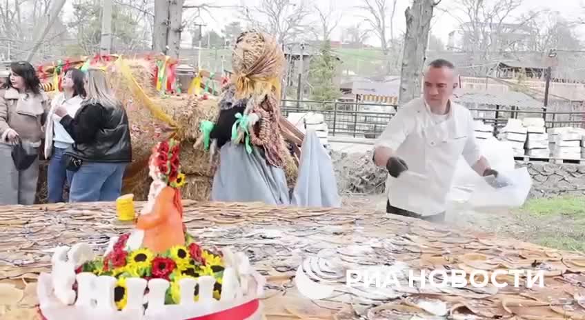 В Крыму испекли гигантский Царь блин диаметром 3,5 метра