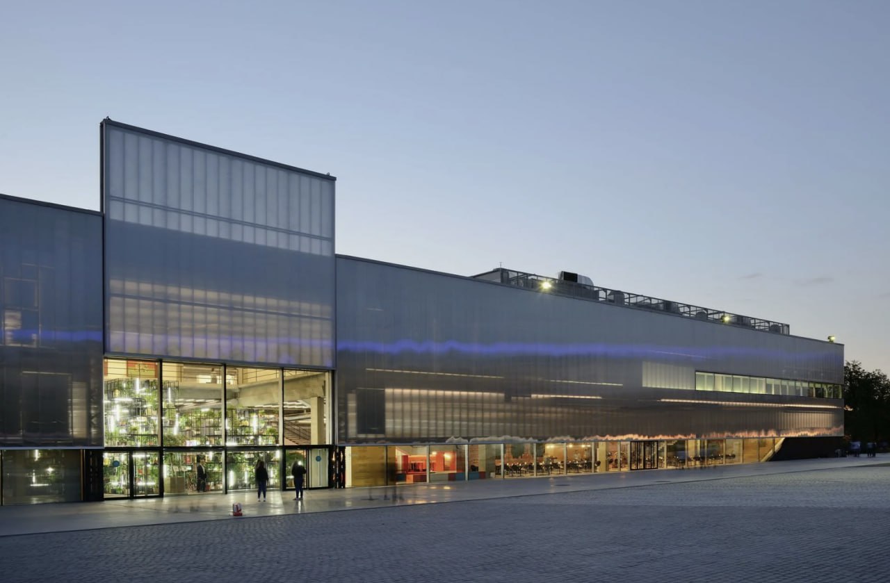 Музей Гараж проведет мастер класс и перфоманс Когда 27 и 28 декабря 14 00 В музее современного искусства Гараж пройдет серия бесплатных мастер классов по созданию игрушек и программа где участники перевоплотятся в художников и актеров Гости создадут новогодние украшения которые можно будет забрать домой или оставить в музее для декораций январских перформансов На творческих станциях обеспечат перевод на жестовый язык В каникулы программа продолжится спектакль Простодурсен Великий театр от Мастерской Брусникина и театра Практика мастер классы теневой театр хоровой джем саунд арт Фото mos ru