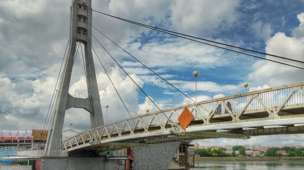 В районе Моста поцелуев в Краснодаре обнаружено тело молодого человека. Утром в реке Кубань было обнаружено тело 23-летнего мужчины. В настоящее время территориальный следственный отдел Следственного комитета России по краю проводит проверку. Следователь СК устанавливает все обстоятельства произошедшего, сообщили телеканалу «Краснодар» в ведомстве. Ваши видео высылайте нам в бот Подпишись поделись Прислать видео новость