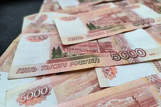 К настоящему времени доля национальных валют в структуре расчетов между странами СНГ достигла отметки в 90 процентов. Об этом заявил заместитель секретаря Совета безопасности РФ Алексей Шевцов, его слова приводит «Интерфакс». Наращивание долю нацвалют и укрепление независимых от западных стран расчетных систем во многом позволило добиться заметного роста экономики региона. Шевцов отметил, что ежегодные темпы увеличения ВВП стран СНГ составили 4,4 процента. Достигнутый результат превысили среднемировую динамику. «Пространство СНГ стало ключевой точкой роста в Евразии», — резюмировал он. Шевцов также напомнил о важности торгово-экономического партнерства со странами региона. В прошлом году на долю государств СНГ пришлось в общей сложности 15,6 процента всего внешнеторгового оборота России. «Рост составил 7,1 процента. Это хороший результат», — заключил он.