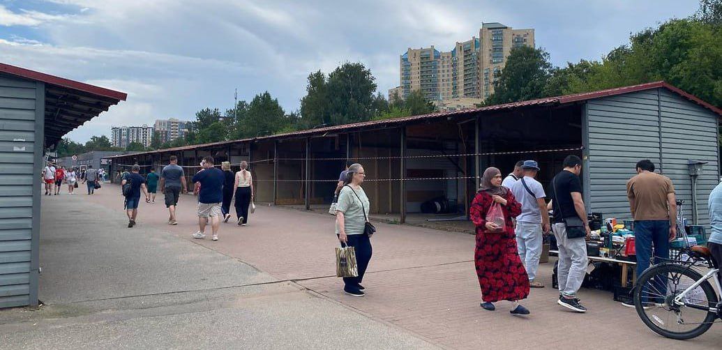 На Удельном рынке снесут часть торговых корпусов, их начали демонтировать уже в эти выходные. Один из работников рынка рассказал, что на месте корпусов хотят обустроить парковку. При этом паспорт работ на объекте отсутствует.