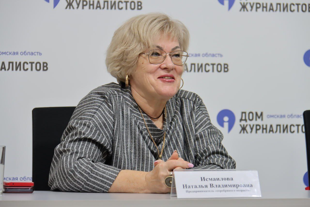 В каком возрасте можно начать свой бизнес в 20 40 или 60 Наталья Исмаилова в 64 года не только успешно управляет омским центром где обучают детей скорочтению по авторской методике но и открыла второй в Краснодаре Наталья внедряет в образовательный процесс нейросети она создала себе цифрового двойника аватара Так ей удобнее создавать видеообращения к коллегам и воспитанникам находясь в любой точке страны Сегодня в 60 лет я свободная женщина дети выросли подрастают внуки осваиваю цифровые технологии сама создаю рекламу развиваю филиал в Краснодаре Поэтому у меня в 60 лет крылья за спиной Это прекрасный возраст не серебряный а даже золотой считает она Сейчас в Омской области идет прием заявок на программу Серебряный старт это стратегический образовательный курс рассчитанный на слушателей 60 Очное обучение в Омске пройдет с 8 по 17 октября в центре Мой бизнес   Интенсив рассчитан на 10 дней и включает занятия продолжительностью 2 3 часа в день с перерывом на выходные Итогом станет защита бизнес проектов перед экспертной комиссией 17 октября по результатам которой один победитель получит грант в размере 150 000 рублей на реализацию своей бизнес идеи  Подать заявку на участие можно до 5 октября включительно на официальном сайте программы серебряныйстарт рф mec 55