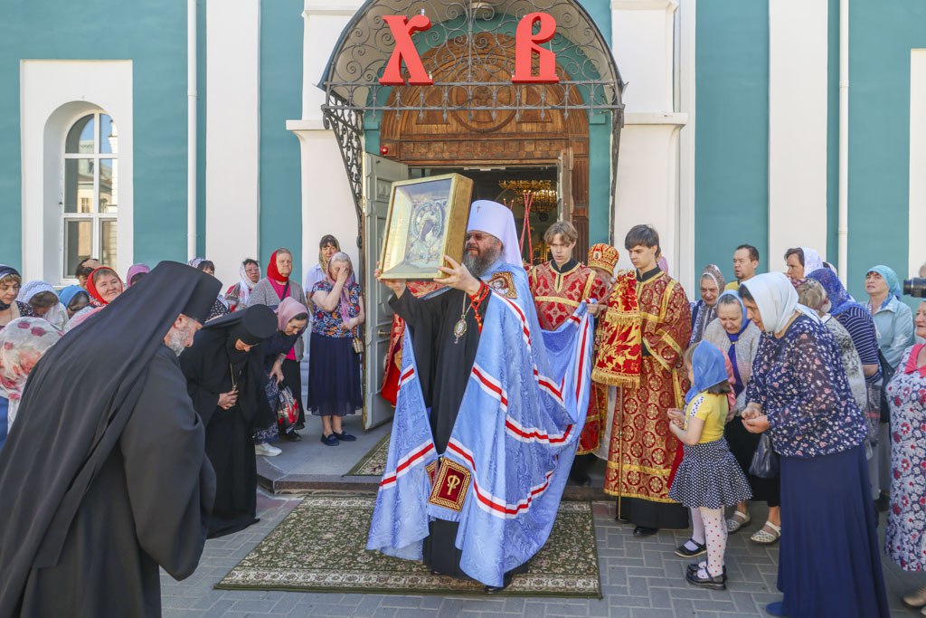 В Тамбов доставили чудотворную Вышенскую икону Божией Матери 25 мая в Вознесенском женском монастыре торжественно встретили чудотворную Вышенскую икону Божией Матери. 0+ По традиции святыню доставили из Успенского Вышенского женского монастыря Скопинской епархии Рязанской митрополии. Божественную литургию в храме в честь иконы Божией Матери “Всех скорбящих Радость” Вознесенского женского монастыря Тамбова совершил митрополит Тамбовский и Рассказовский Феодосий, а также игумен Пимен Баханов . Святыня пробудет в Тамбове до 6 июля. Тамбовская митрополия