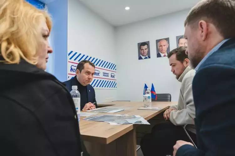 Губернатор Андрей Чибис провел личный прием граждан в Мурманске На встрече в Штабе общественной поддержки "Единой России" к главе региона обратились жители с различными вопросами: Учителя и родители воспитанников хоккейного клуба спортшколы №6 попросили организовать пешеходный переход к арене "Метеор" и обустроить тротуары от остановки. Чибис пообещал взять вопрос на контроль. Жительница ЗАТО Александровск подняла тему создания комфортной среды для детей с ОВЗ. Губернатор сообщил, что в ближайшее время пройдут консультации с местными властями. Северянка из посёлка Енский, купившая дом, обратилась с просьбой помочь с ремонтом. Андрей Чибис заверил, что вопрос будет решен. Переселенец из Донбасса просил содействия с адаптацией и получением Единой карты жителя. Губернатор подтвердил право на льготы и призвал обратиться повторно в МФЦ. Все обращения взяты в работу. — платим за эксклюзив