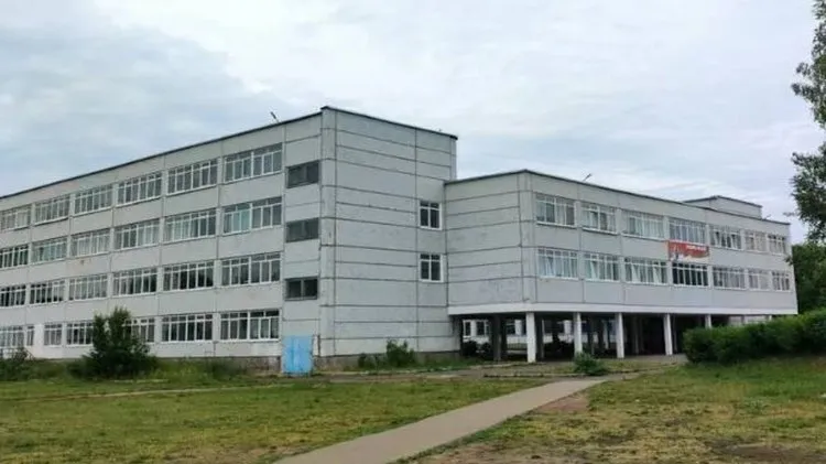 В школе Чайковского от хлопка петарды пострадали трое учеников vesti perm ru publications 84716367 9f82 4487 8ea0 cf2b716a0ac7 Сегодня в школе 8 Чайковского во время урока в 5 м классе произошел хлопок петарды принесённой одним из учеников Как сообщили в Минобре Прикамья незначительные ожоги получили 3 учащихся Они были осмотрены сотрудниками скорой медицинской помощи Двое детей в госпитализации не нуждались один был направлен в приемное отделение больницы для дополнительного осмотра Министерство образования и науки Пермского края и администрация муниципалитета проводят необходимые мероприятия по выяснению обстоятельств случившегося Вести Пермь в MAX max ru vestipermtv