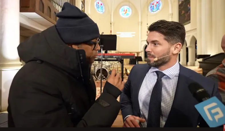 Минюст выполнил обещание и вчера задержал журналиста Don Lemon который освещал протест в церкви в Миннесоте и в отношении которого судья магистрата ранее отказался выдать ордер на арест Несколько дней назад генеральная прокурор назвала Лемона онлайн агитатором а не журналистом Основания для задержания пока не ясны расскажу когда будет больше информации На фото Лемон во время протеста получается комментарий от священника