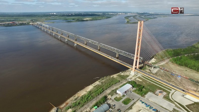 На мосту через Обь в районе Сургута изменится движение В ближайшие дни из-за ремонта дороги там введут реверсивное движение ночью и ранним утром: В связи с проведением работ по фрезерованию асфальтобетонного покрытия на Автодорожном мосту через реку Обь в районе г. Сургута имени Солохина Валентина Фёдоровича в период с 21:00 09.06.2025 года до 06:00 10.06.2025 года и 21:00 10.06.2025 года до 06:00 11.06.2025 года будет введено реверсивное движение автотранспорта с помощью светофорного регулирования, — предупреждают в Управлении автодорог Югры. Ранее мы сообщали, что с 23 июня по 6 июля там также временно ограничат движение автомобилей в ночное время. Специалисты будут проводить обследование переправы. Подписаться Прислать новость