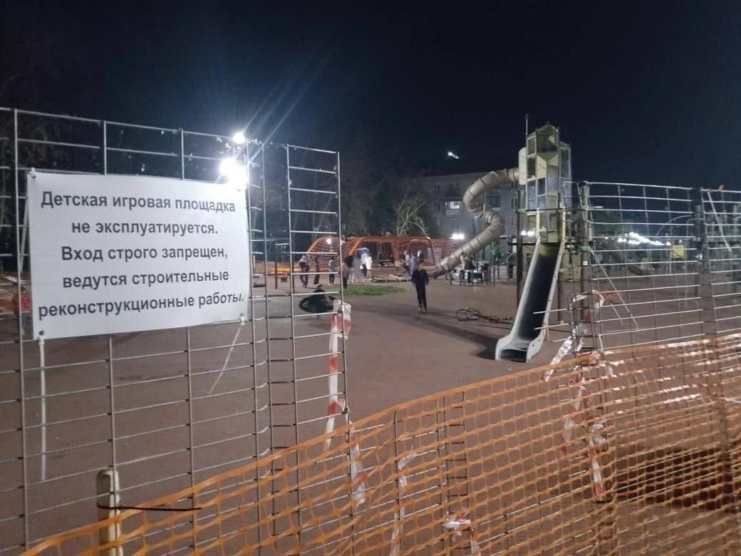 На набережной Смолино девочка сломала позвоночник на тарзанке это уже вторая травма ребенка за месяц Прокуратура начала проверку детской площадки на которой несмотря на ограждение и предупреждения о строительных работах играют дети Кстати Челябинск