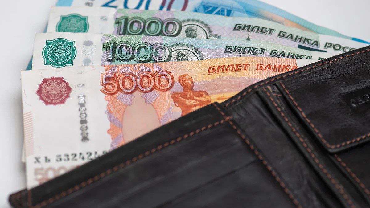 76% казанцев против полного отказа от наличных денег Согласно исследованию SuperJob, большинство жителей столицы Татарстана не готовы полностью перейти на безналичные расчеты. 76% – против полного отказа от наличных 10% – готовы полностью перейти на безнал 16% – поддержали безнал среди граждан с доходом от 100 тыс. руб. Наибольшую поддержку безналичным расчетам выразили жители 35–45 лет. Фото: Коммерсантъ / Олег Харсеев