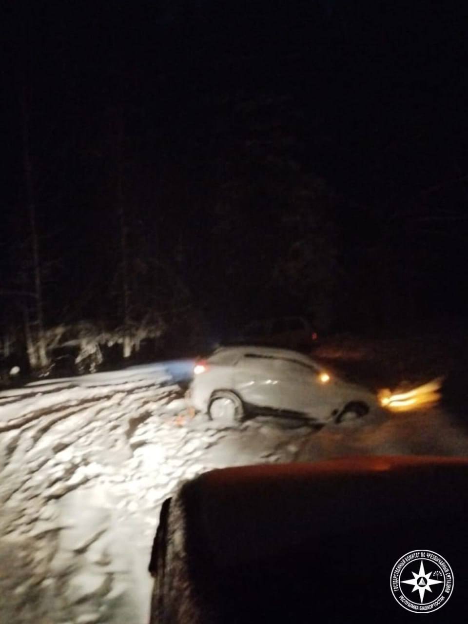 Пожарные вытащили застрявшую машину в Белорецком районе   Вчера вечером на автодороге Магнитогорск-Белорецк-Стерлитамак застрял легковой автомобиль Lada XRAY.     На вызов прибыли пожарные из ПЧ села Верхний Авзян. Они оперативно освободили автомобиль и помогли водителю продолжить путь. Ситуация обошлась без происшествий.