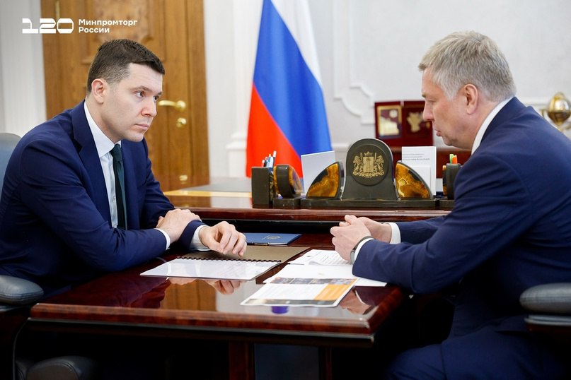 Министерство промышленности и торговли РФ VK Антон Алиханов и Алексей Русских обсудили развитие промышленности Ульяновской области Ключевые направления развития: оборонно-промышленный комплекс; авиационная отрасль; автомобильная промышленность. «За I квартал 2025 года индексы промышленного производства и обрабатывающих производств Ульяновской области демонстрируют положительную динамику и опережают среднероссийские темпы. По линии Минпромторга России общий объем федеральных средств государственной поддержки промышленных предприятий Ульяновской области за период с 2022 года по I квартал 2025 года составил более ₽82 млрд», – поделился Антон Алиханов. Губернатор Ульяновской области Алексей Русских рассказал об инструментах привлечения новых инвесторов и поддержке действующих предприятий: действуют специальные налоговые режимы; работают 6 индустриальных парков с необходимой инфраструктурой; 5 парков включены в реестр Минпромторга России; все иностранные заводы перезапущены с отечественными собственниками; предприятия активно наращивают мощности.