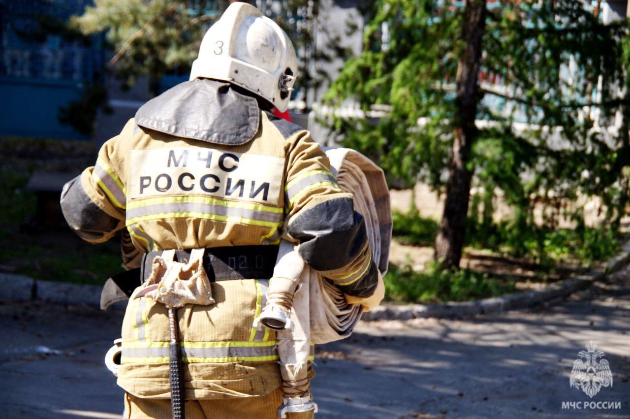 С начала дня в Самарской области подразделения МЧС 9 раз выезжали на тушение мусора в Самаре. 4 пожара ликвидировано в Кировском районе, 2 - в Октябрьском, по 1 - в Куйбышевском, Ленинском и Промышленном районах. Привлекались 54 огнеборца и 12 единиц техники. В области - на 8 пожаров: в Сызранском районе горело неэксплуатируемое строение на 15 квадратах. в Волжском районе - баня на 18 квадратах. в Кинель-Черкасском районе - частный дом на 5 квадратах. в Кошкинском районе - мусор на 5 квадратах. в Тольятти - частый дом на 40 квадратах. в Шенталинском районе - надворные постройки на 25 квадратах. в Клявлинском районе - неэксплуатируемое строение на 5 квадратах. в Новокуйбышевске - мусор на 150 квадратах. Выезжали 40 огнеборцев и 12 единиц техники. На ликвидацию последствий ДТП привлекались 1 раз: в Тольятти столкнулись легковой автомобиль и автокран. Погиб 1 человек.