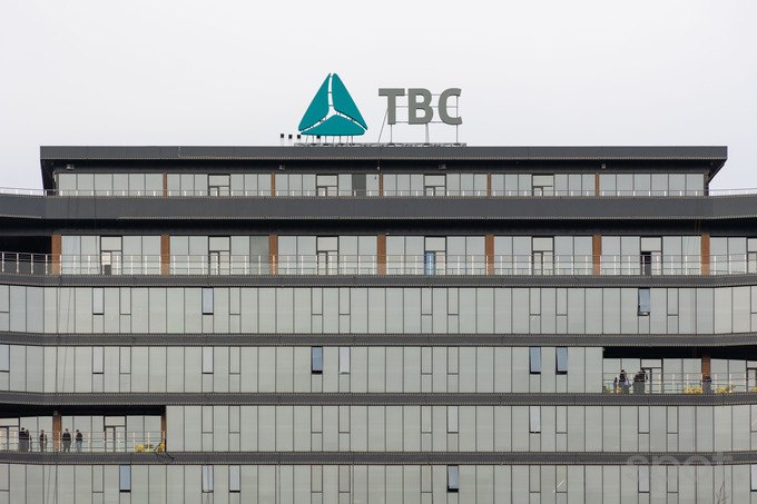 TBC Bank Group приобретает контрольный пакет акций доски объявлений OLX Uzbekistan Для сделки по покупке OLX создано СП с Titan Investments Оно выкупит 100 акций OLX Uzbekistan TBC Bank Group получит 50 1 акция Titan Investments остальное Сделка должна завершиться после одобрения регулирующих органов TBC Bank Group планирует интегрировать OLX в экосистему TBC Uzbekistan но онлайн платформа продолжит работать под своим брендом На OLX появятся цифровые банковские продукты CEO TBC Uzbekistan Ника Курдиани заявил что покупка онлайн платформы объявлений OLX является логичном шагом в стратегии экспансии и диверсификации Это позволит компании привлечь новых клиентов выйти в дополнительные сегменты и увеличить долю внимания аудитории   www spot uz ru 2025 08 21 tbc olx Telegram Instagram YouTube