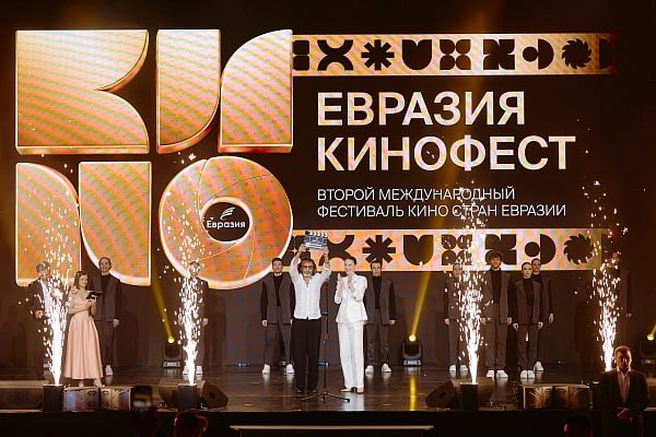 Второй Международный кинофестиваль "Евразия-Кинофест" открылся в Сочи Сегодня в Летнем театре парка им. Фрунзе состоялась торжественная церемония открытия II Международного кинофестиваля "Евразия-Кинофест". Красная дорожка собрала звезд мирового кинематографа: Карен Шахназаров, Мария Шукшина, Алексей Герман-младший, Гойко Митич и многие другие гости из 26 стран мира! На кинопоказы пригласили сочинцев и гостей курорта, многие картины они увидят первыми. В ближайшие три дня организаторами подготовлена большая бесплатная программа художественных и документальных фильмов. С экрана прозвучат рассказы о людях, внесших значительный вклад в развитие своих государств. Желаю насладиться кинотворчеством в эти прекрасные летние дни в Сочи! – написал в своих социальных сетях глава Сочи Андрей Прошунин. В программе фестиваля – более 90 фильмов 45 из них – российские премьеры , мастер-классы от ведущих режиссеров, круглые столы, презентации кинопроектов и многое другое.