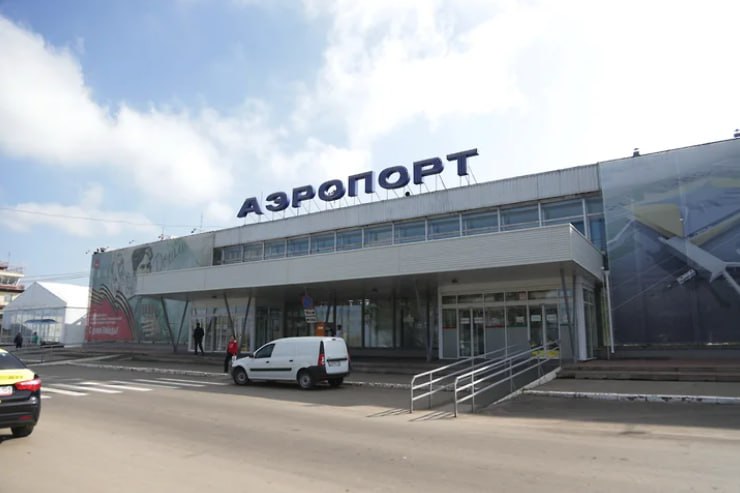 В пермском аэропорту планируют построить терминал бизнес-класса Как стало известно «Ъ-Прикамье», в Большом Савино может появиться отдельный бизнес-терминал. По данным источника, его могут возвести на ул. Аэродромной на месте старого аэровокзала, который был демонтирован в прошлом году. Строительством объекта может заняться АО «Международный аэропорт Пермь». В «Новапорте», который управляет пермским аэровокзалом, эту информацию комментировать пока не готовы. Ранее СМИ сообщали о различных планах реновации территории снесенного аэровокзала. Отдельные бизнес-терминалы существуют в нескольких крупных городах РФ. Эксперты говорят, что спрос на услуги бизнес-класса в сфере авиаперевозок есть, но сомневаются в целесообразности строительства в Перми отдельного терминала.
