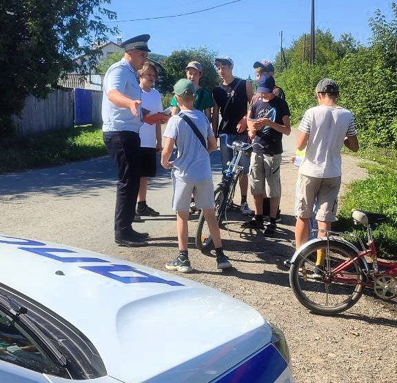 Госавтоинспекция проводит дорожные консультации в сельских районах Сотрудники Госавтоинспекции Свердловской области организовали специальные выездные мероприятия в сельских территориях региона. В ходе дорожных консультаций автоинспекторы разъясняют местным жителям правила безопасного поведения на дорогах. Особое внимание уделяется работе с детьми и подростками, которые часто вынуждены передвигаться по проезжей части из-за отсутствия тротуаров. Автоинспекторы объясняют, как правильно двигаться по обочинам, зачем нужны световозвращающие элементы, а также напоминают правила использования велосипедов и средств индивидуальной мобильности. Профилактические мероприятия уже прошли в Красноуфимском и Сысертском районах. В ближайшее время дорожные консультации состоятся в других сельских муниципалитетах области. Госавтоинспекция подчеркивает важность соблюдения правил дорожного движения, особенно в условиях сельской местности, где инфраструктура для пешеходов часто отсутствует. #БезопасностьНаДорогах #ГИБДД66 #СвердловскаяОбласть #БезопасностьНаКолесах66 Госавтоинспекция Свердловской области