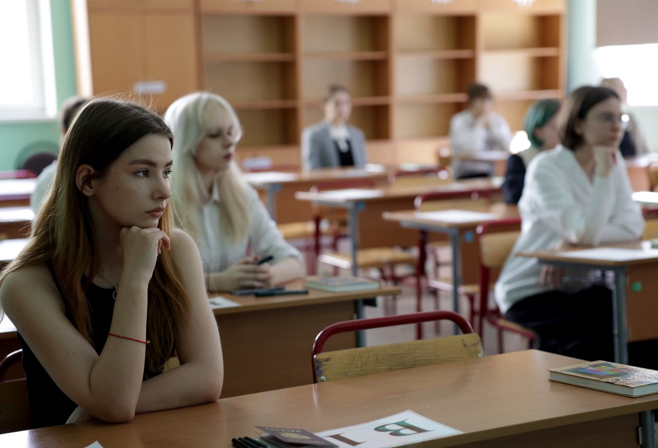 Появилось расписание ЕГЭ на 2026 год Его утвердили Минпросвещения и Рособрнадзор Основной период экзамена в следующем году стартует в первый день лета 1 июня история литература и химия 4 июня русский язык 8 июня математика базового и профильного уровней 11 июня обществознание и физика 15 июня биология география и иностранные языки письменная часть 18 и 19 июня иностранные языки устная часть и информатика Резервные дни по всем предметам с 22 по 25 июня 8 9 июля дни пересдачи Подпишитесь на Абзац TG VK Дзен MAX